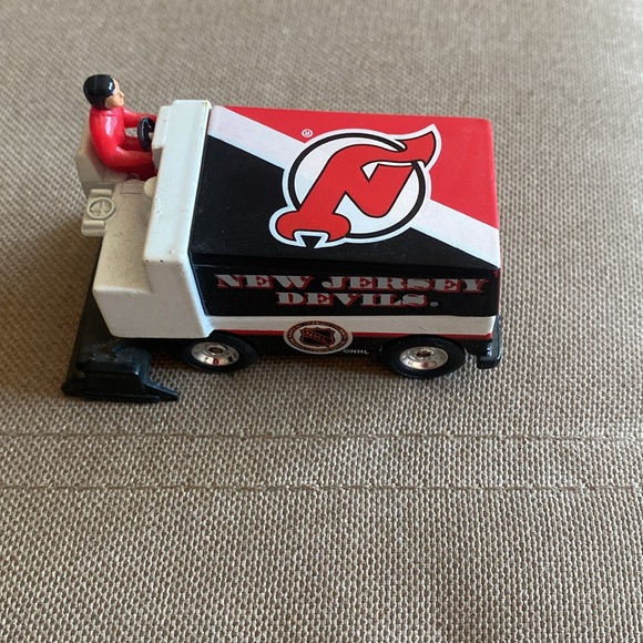 Bundle of (2) NJ Devils die cast Zambonis 🏒 - Picture 3 of 5